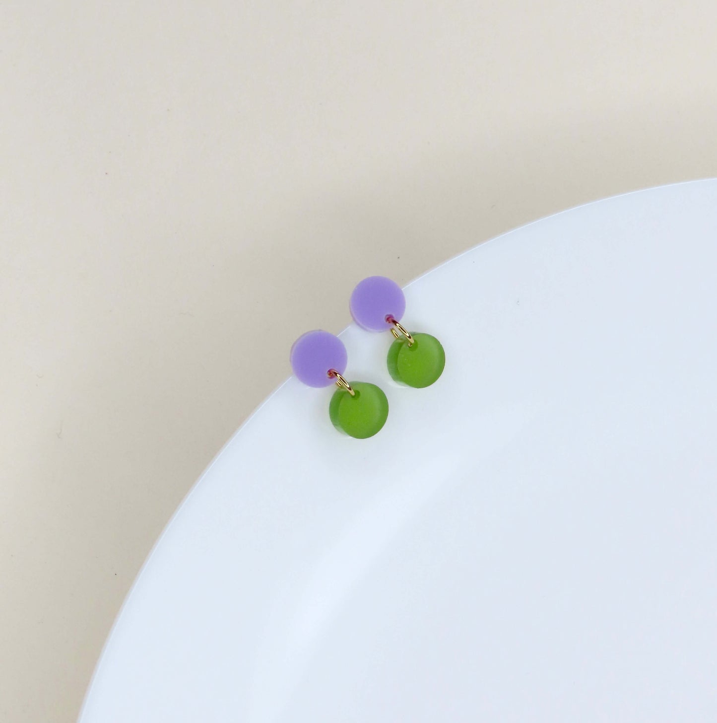 Dotty Acryl Ohrringe in flieder oliv