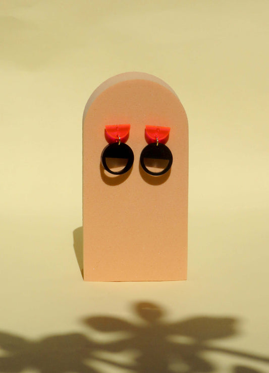 Halbkreis-Kombi Ohrstecker – Neonpinkes Acryl mit schwarzem Anhänger