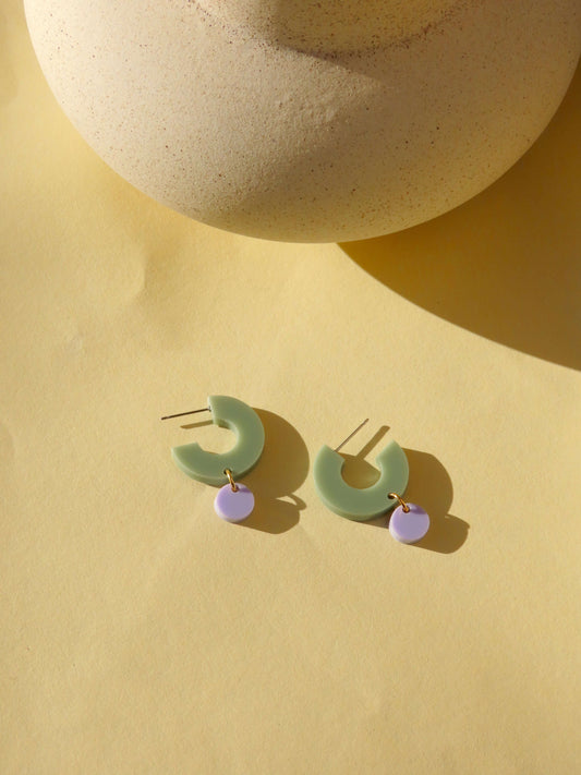 Creolen Silva aus Acryl und Edelstahl in khaki und flieder