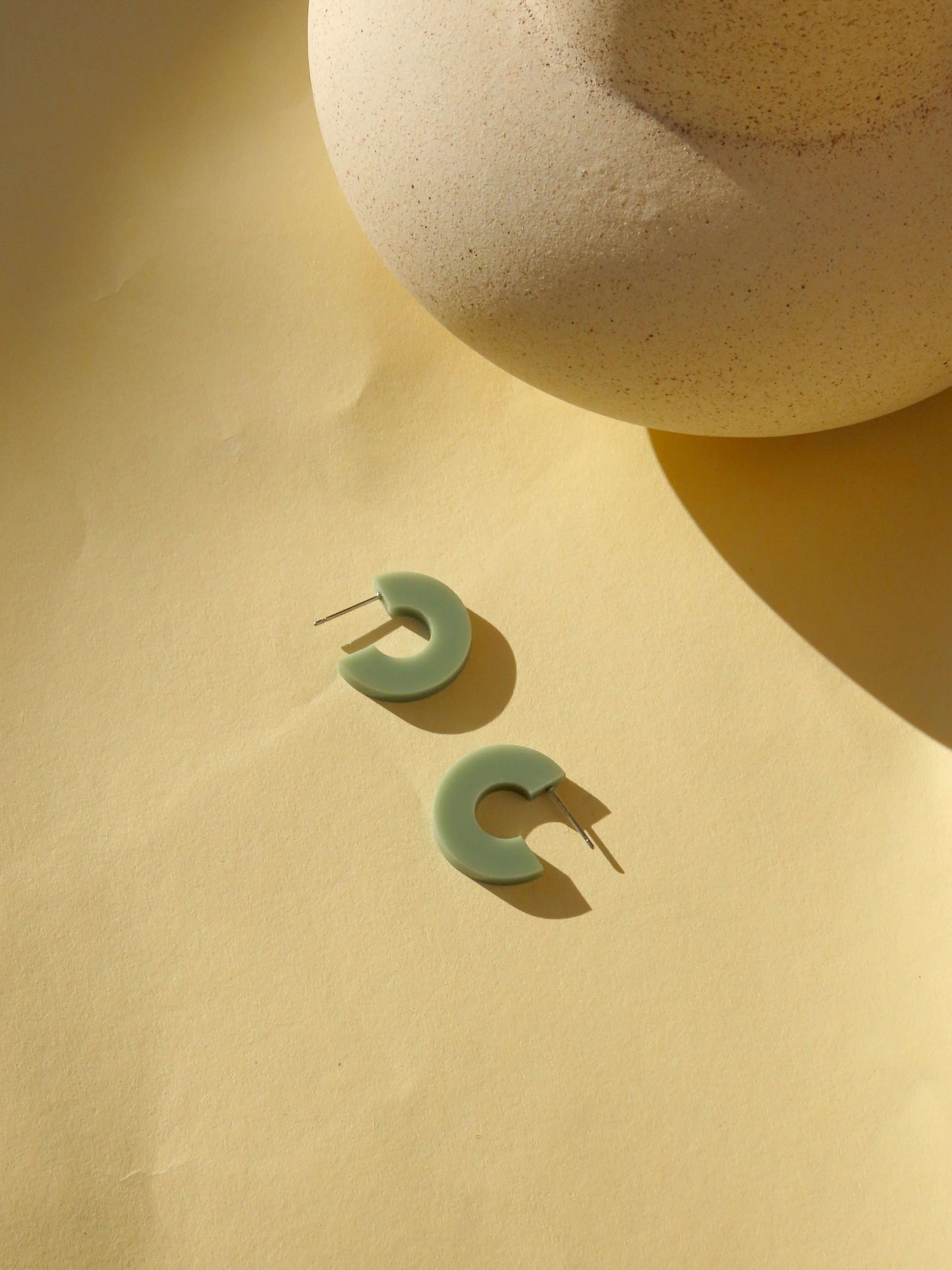 Creolen Simmi aus Acryl und Edelstahl in khaki