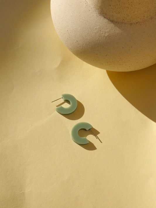 Creolen Simmi aus Acryl und Edelstahl in khaki