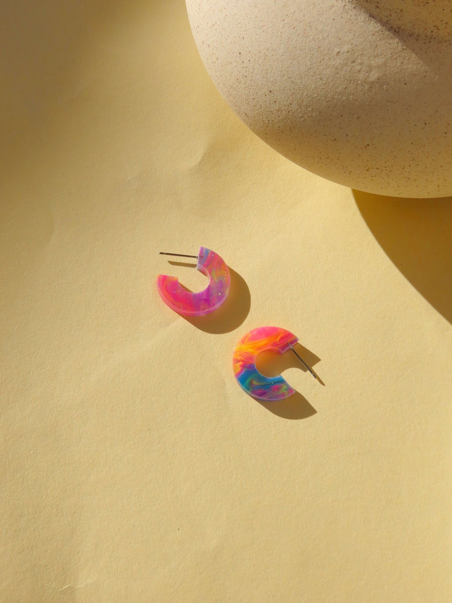 Creolen Simmi aus Acryl und Edelstahl in fantasy