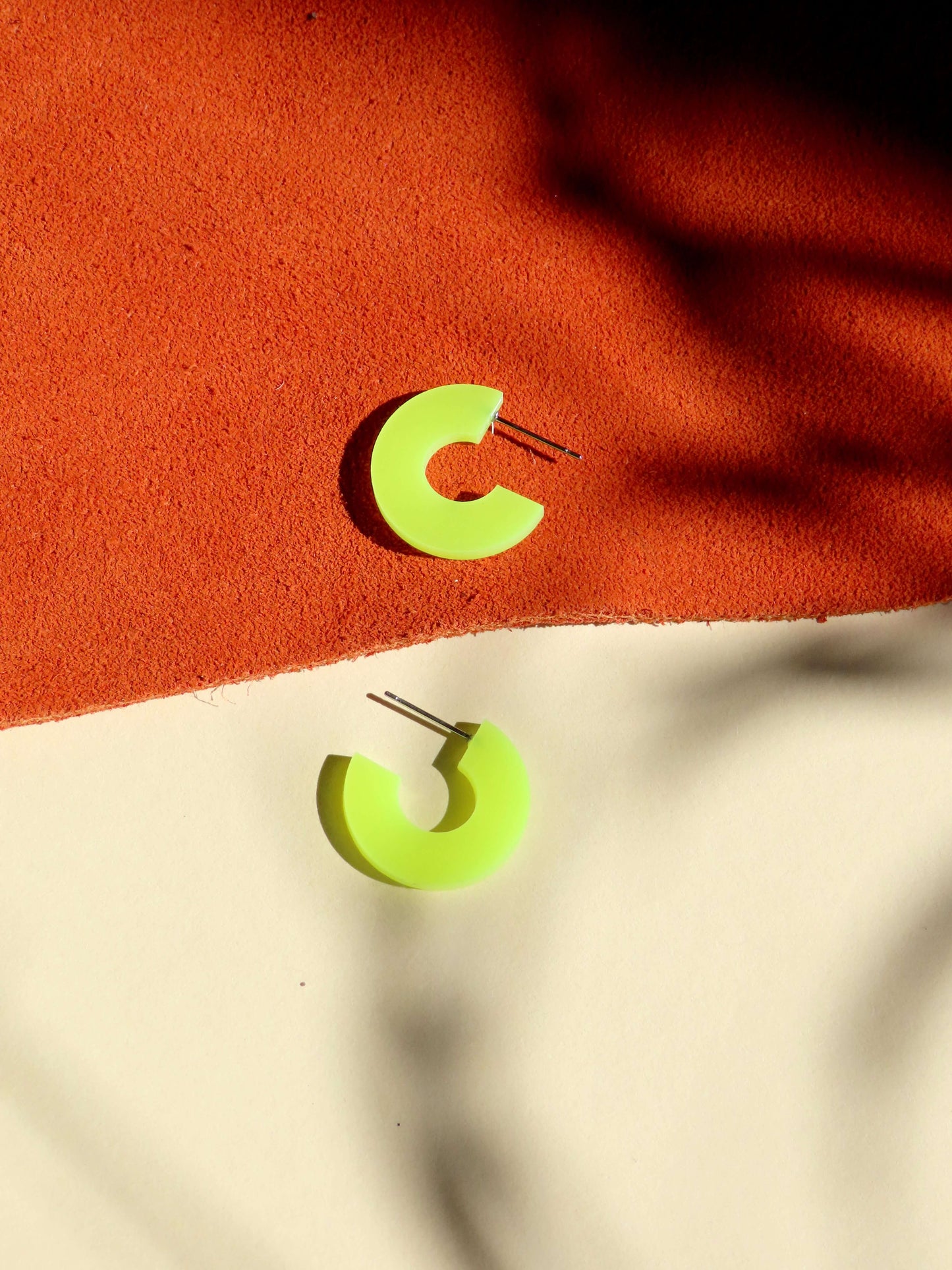 Creolen Simmi aus Acryl und Edelstahl in neongelb