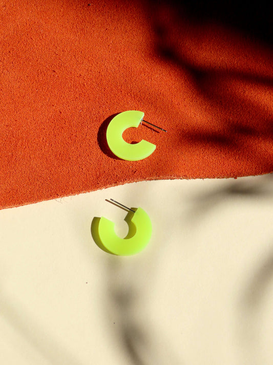 Creolen Simmi aus Acryl und Edelstahl in neongelb