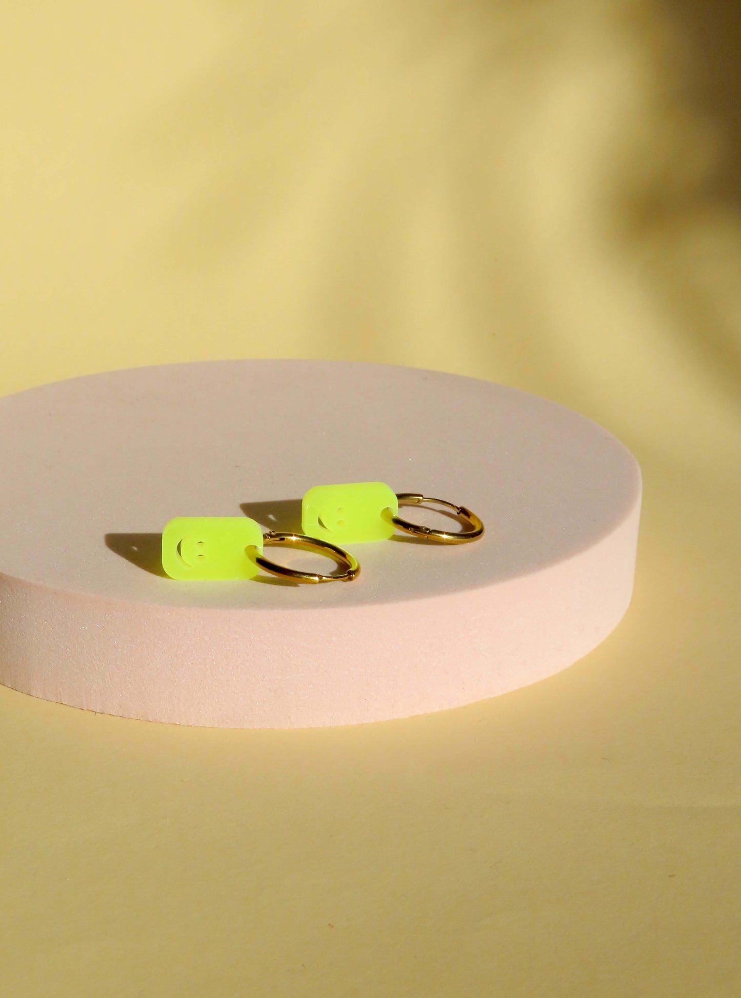 Eckige Neon Smiles Creolen aus Edelstahl