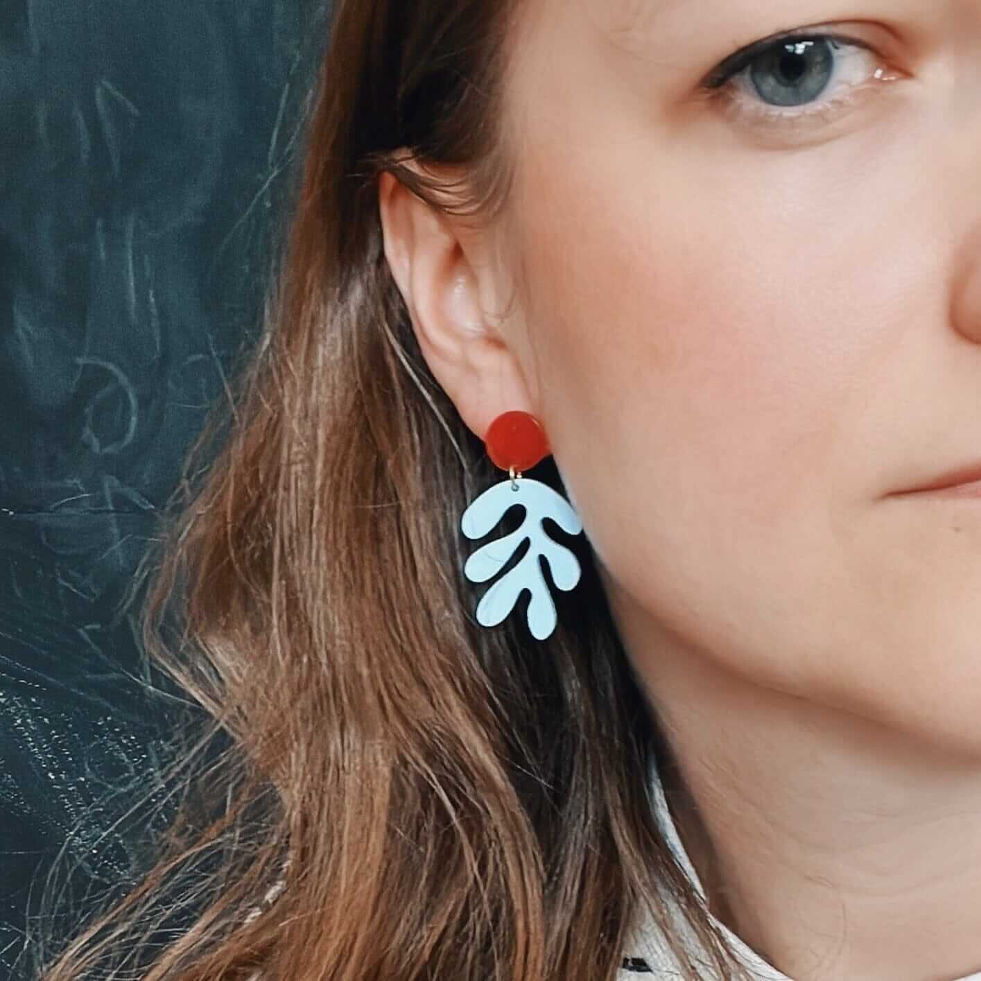 Matisse Florale Ohrringe aus Acryl in hellblau