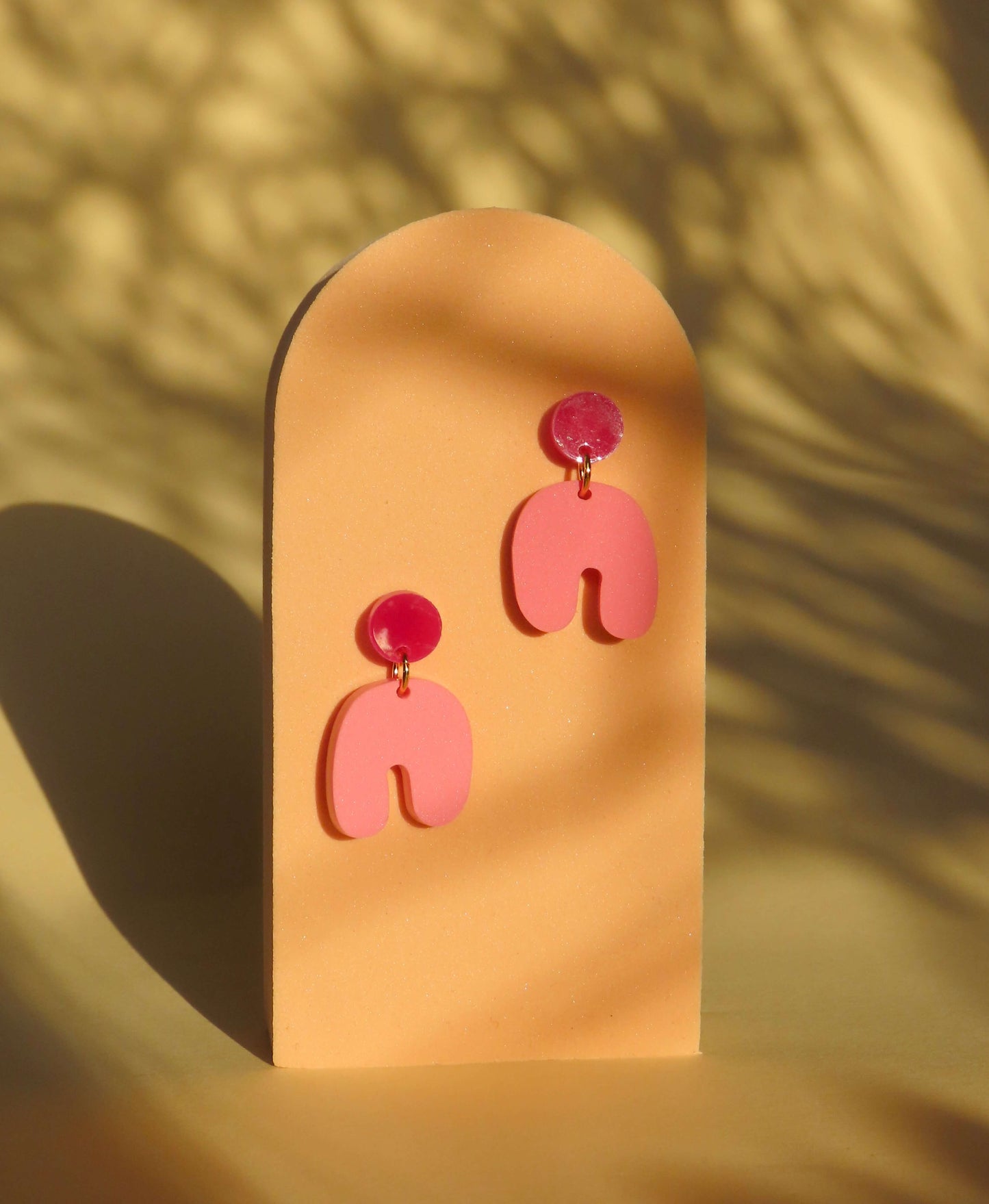 Kleine Squishy Arch Bogen Ohrringe in pink himbeer