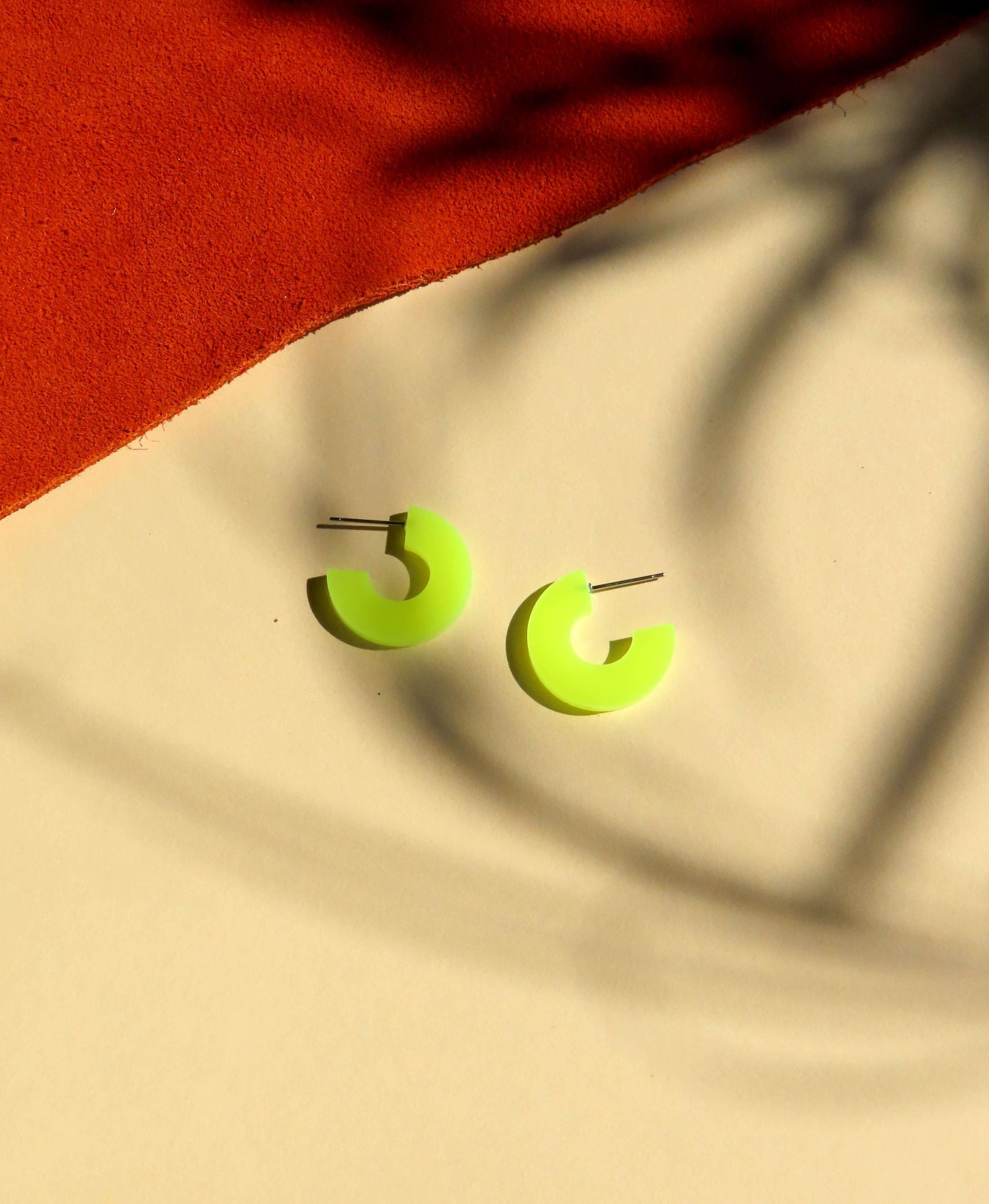 Creolen Simmi aus Acryl und Edelstahl in neongelb