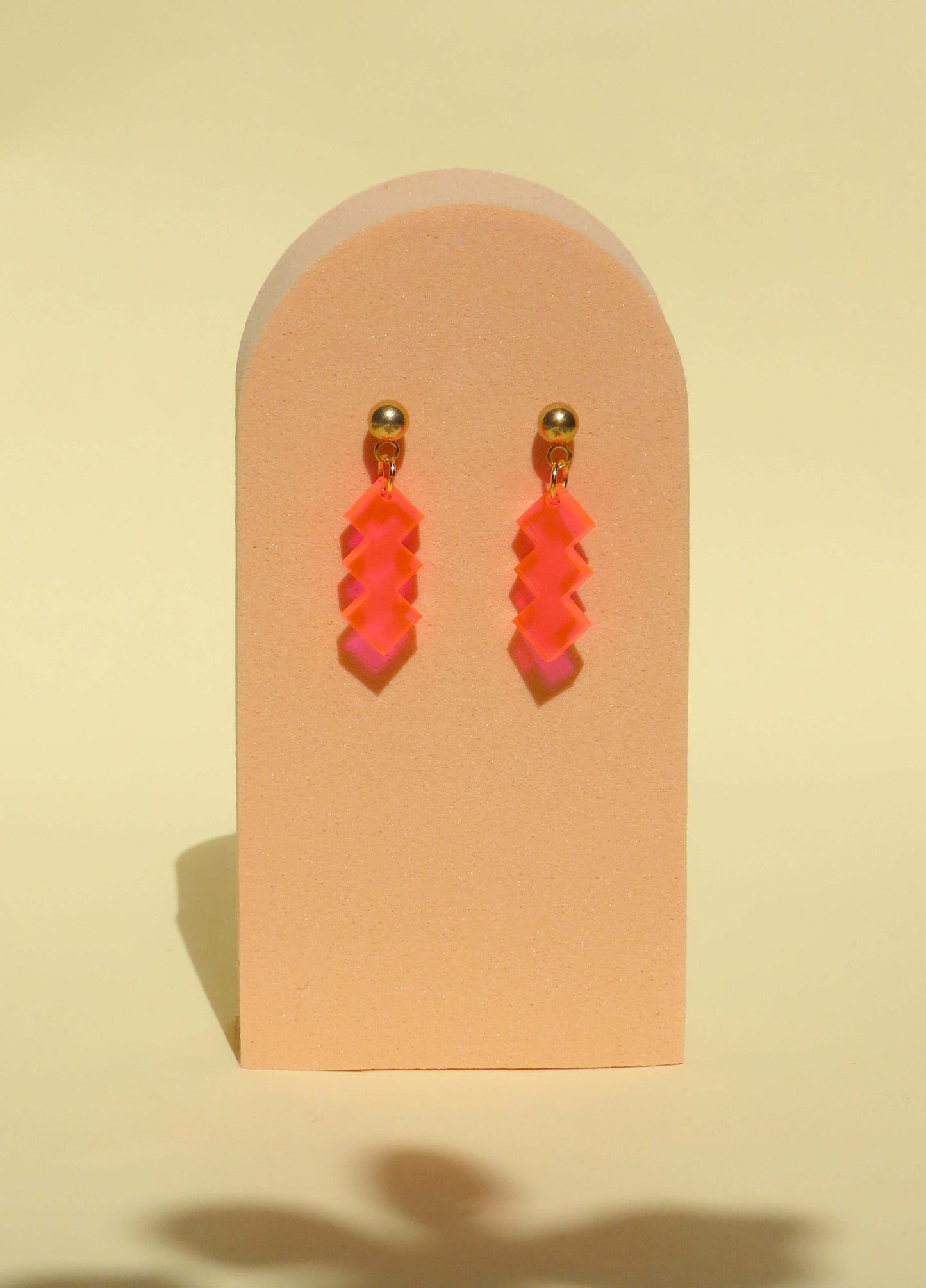 Zickzack Neon-Pinke Acryl Statement Ohrhänger