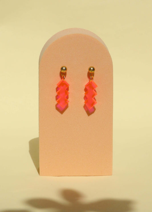 Zickzack Neon-Pinke Acryl Statement Ohrhänger