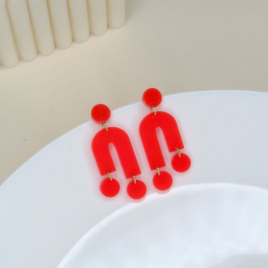 Mismatch Ohrringe aus Acryl in knallrot
