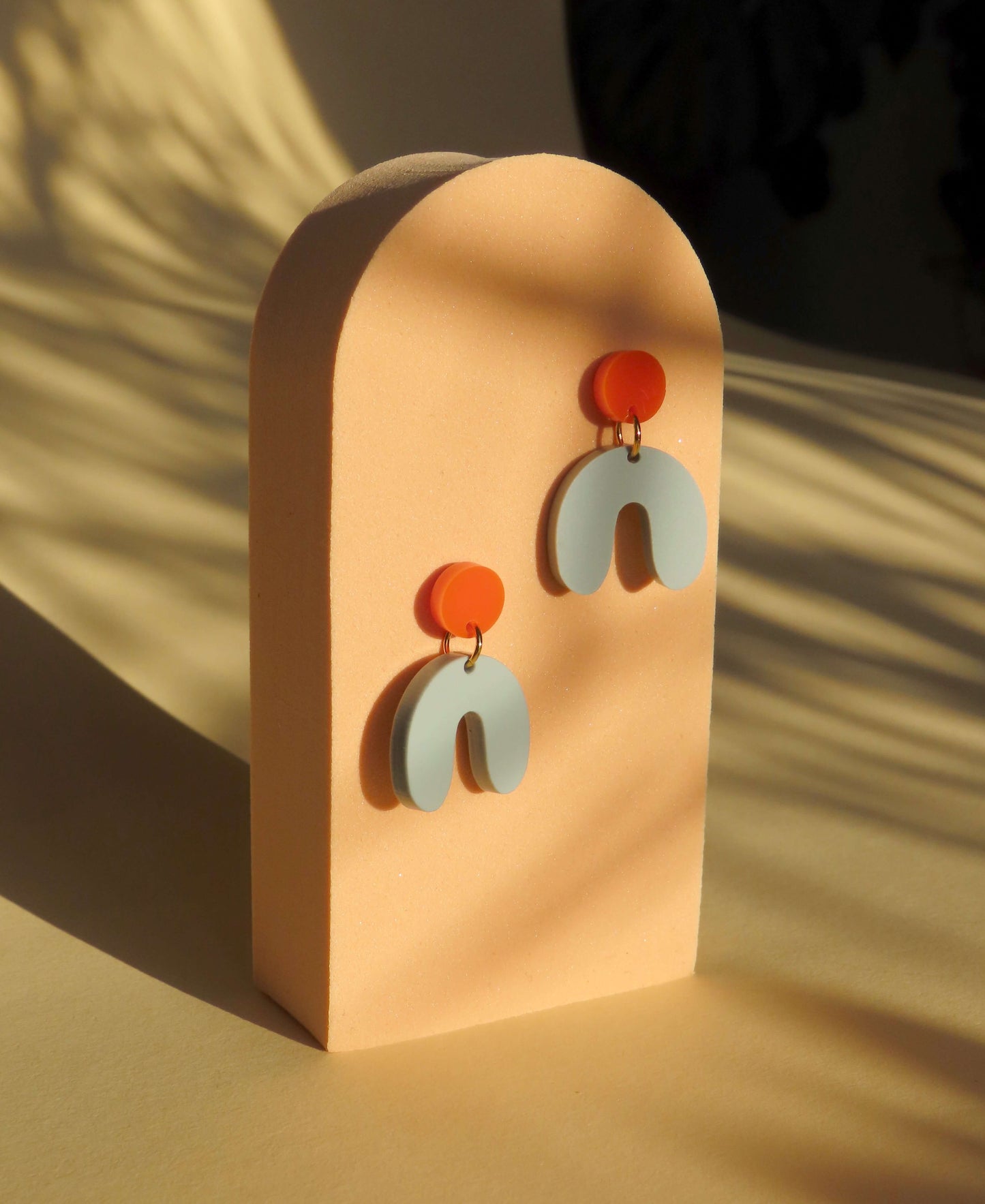 Kleine Arch Bogen Ohrringe in orange salbei