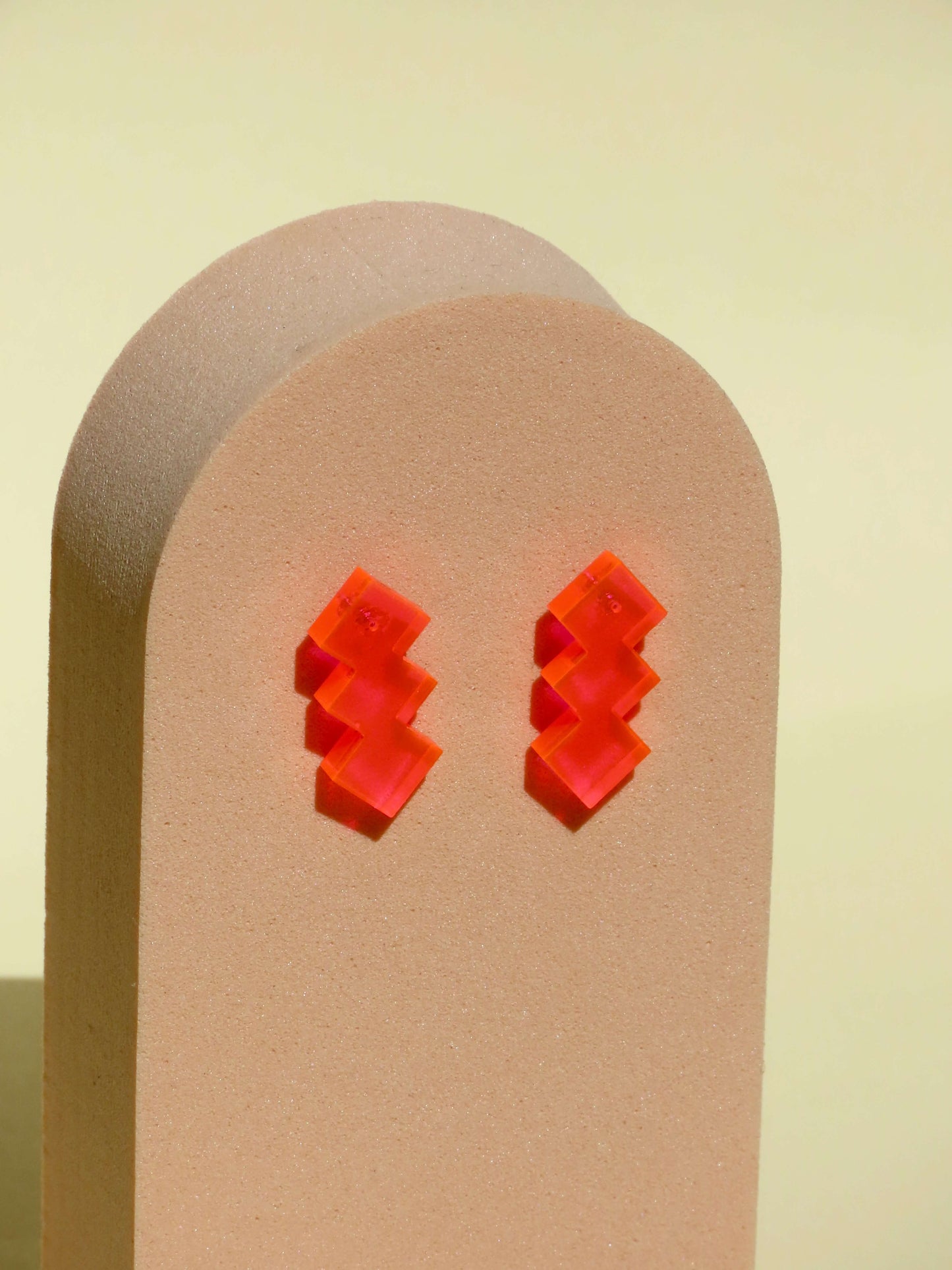 Geometric Glow: Neon-Pinke Acryl Ohrstecker