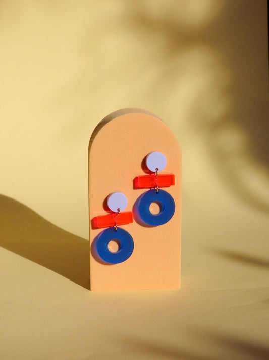 Stop Ohrringe mit Edelstahl Steckern in flieder neon blau