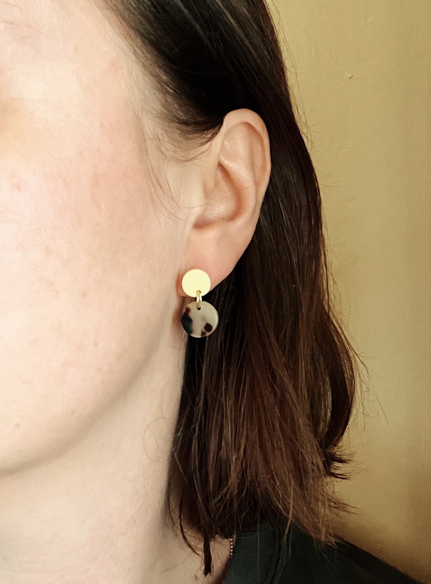 Tiny Leo Dots Statement Ohrringe in hellgelb