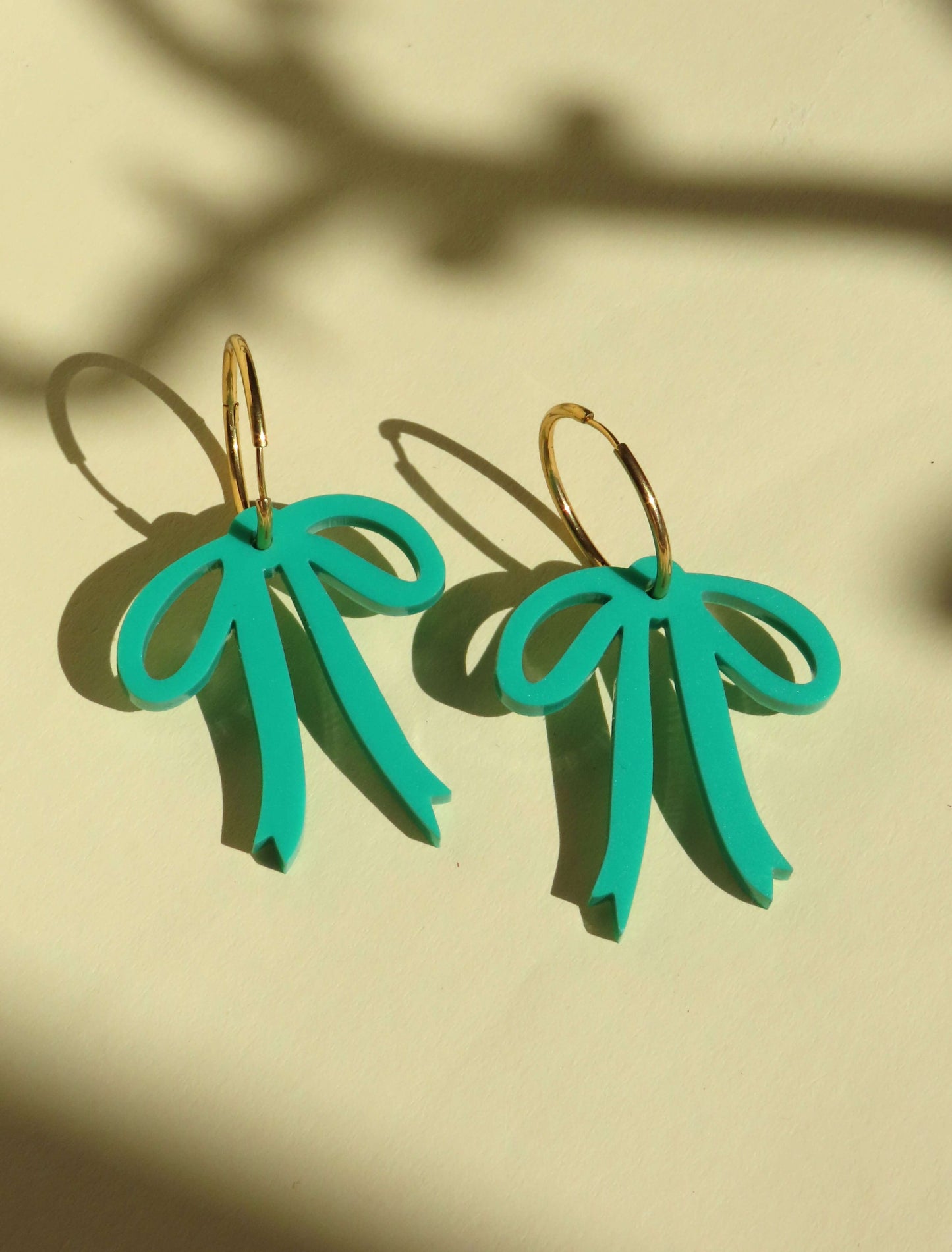 Türkise Schleifen-Ohrringe aus Acryl – Leicht & Modern mit goldfarbenen Creolen