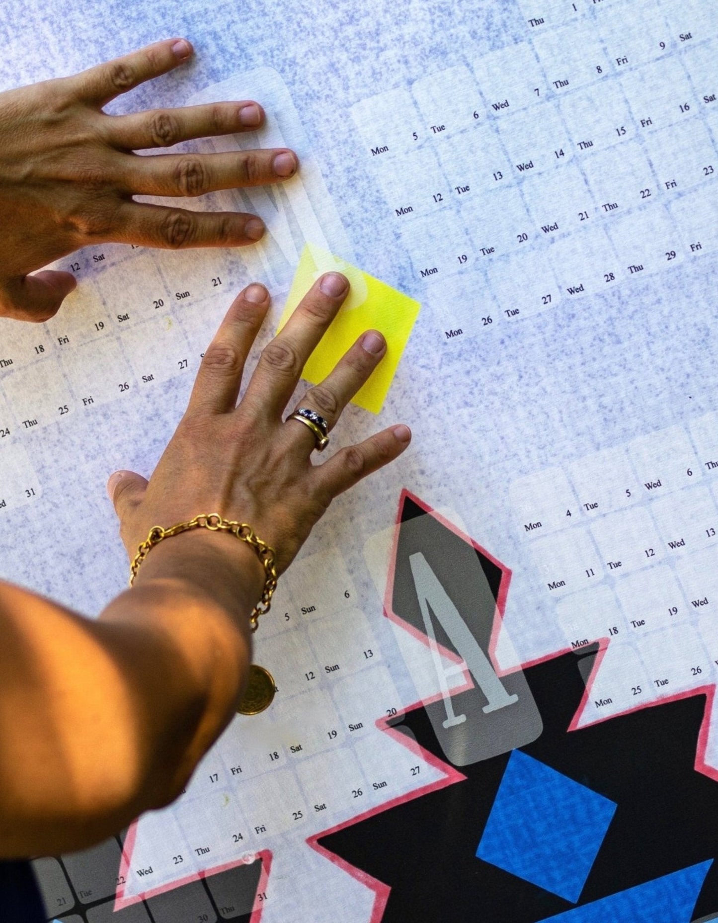 Takmörkuð upplaga af veggdagatali // Kilim Big Mountain blágrár