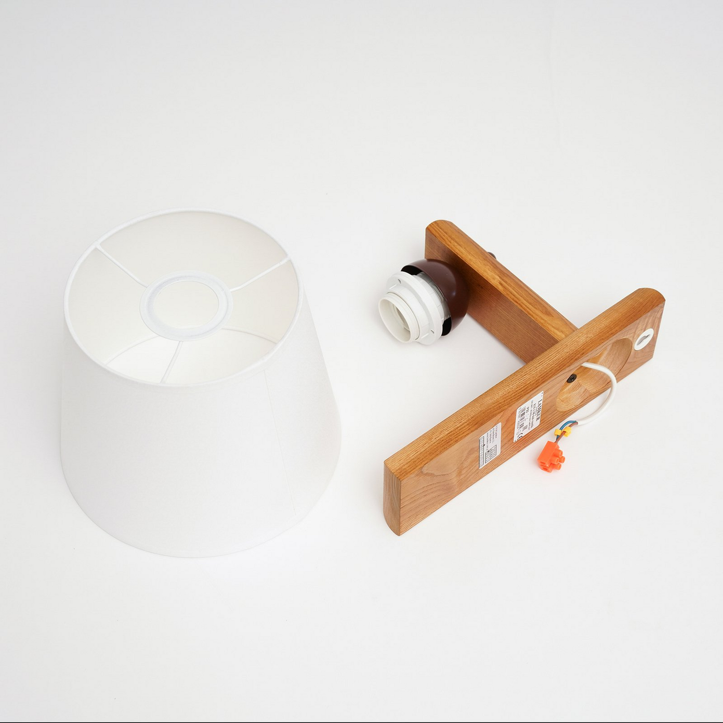 B-flokks Euluna vegglampi frá Sweden með viðarramma, úr grófu eik, vegglampi og ljósastæði