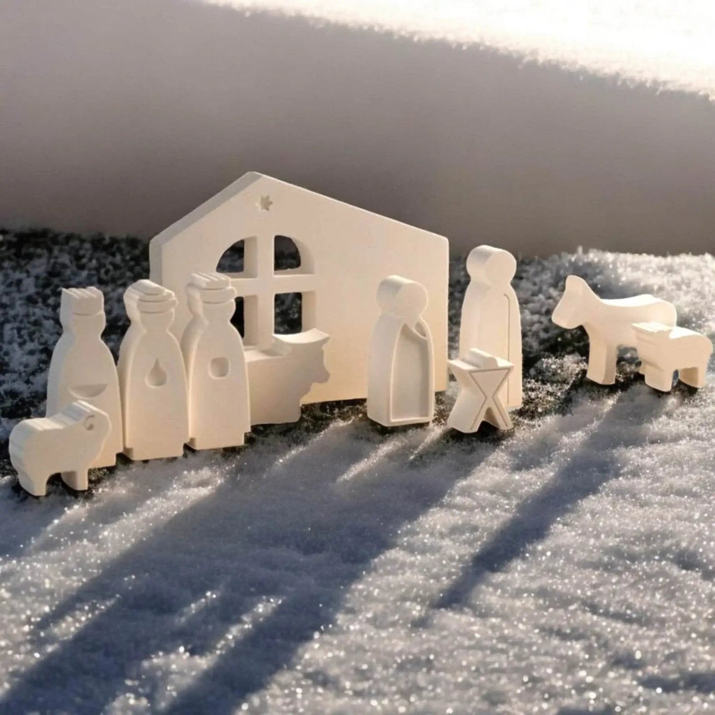 Kleine Weihnachtskrippe – Handgefertigte Figuren & Moderner Krippenstall