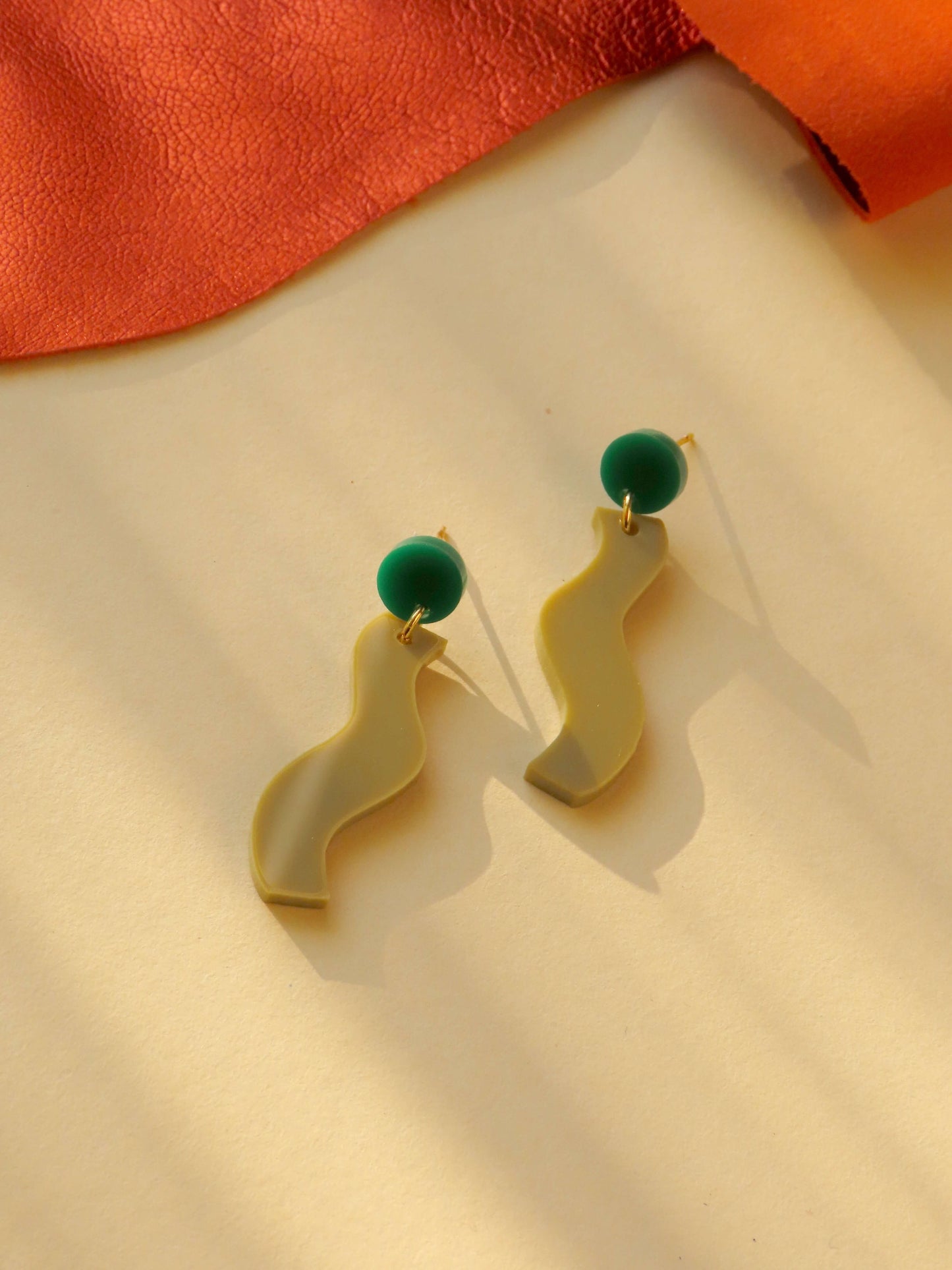 Wormly Ohrringe mit Edelstahl Steckern in grün beige